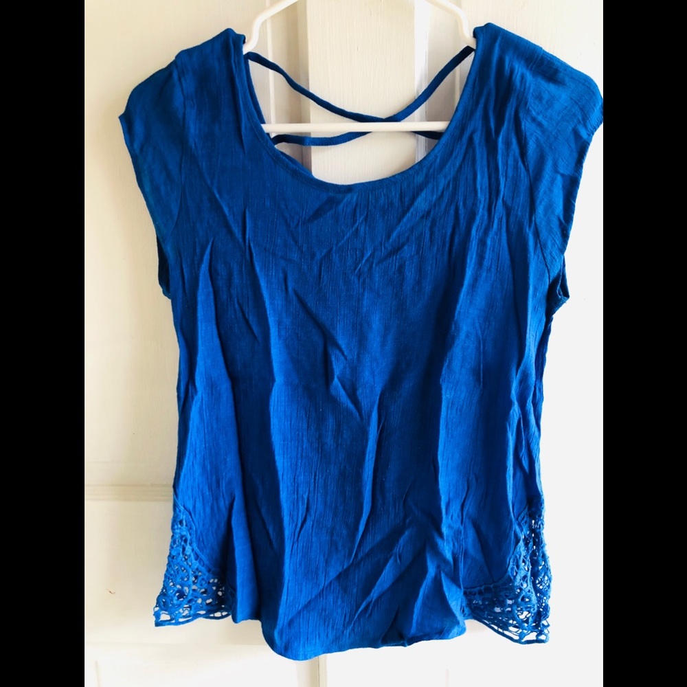 Miss Daisy Size small blue top with lace details